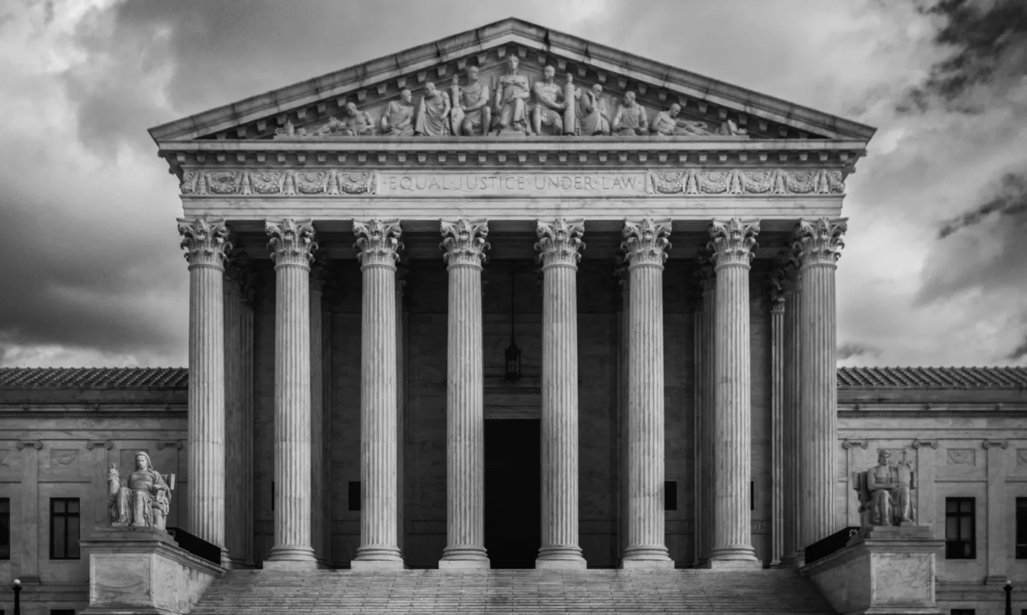 Zdjęcie dodane przez Tim Mossholder: https://www.pexels.com/pl-pl/zdjecie/schody-czarno-bialy-miasto-znane-miejsce-15939941/